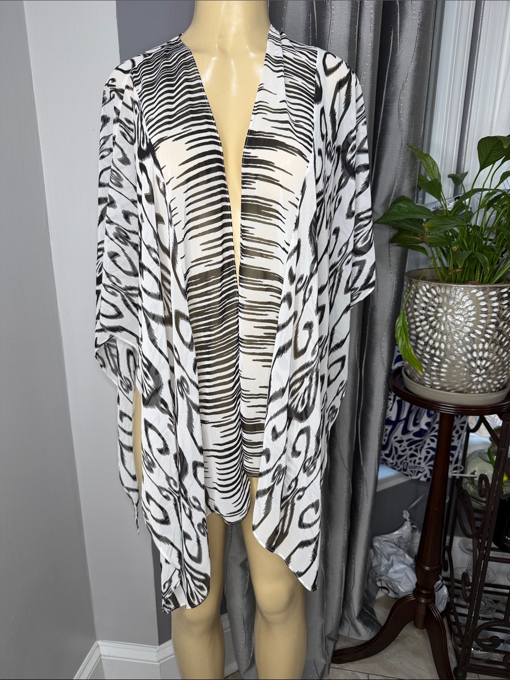 Chico's Womenโs Black & White Abstract Open-Front Kimono NOSZ NWT